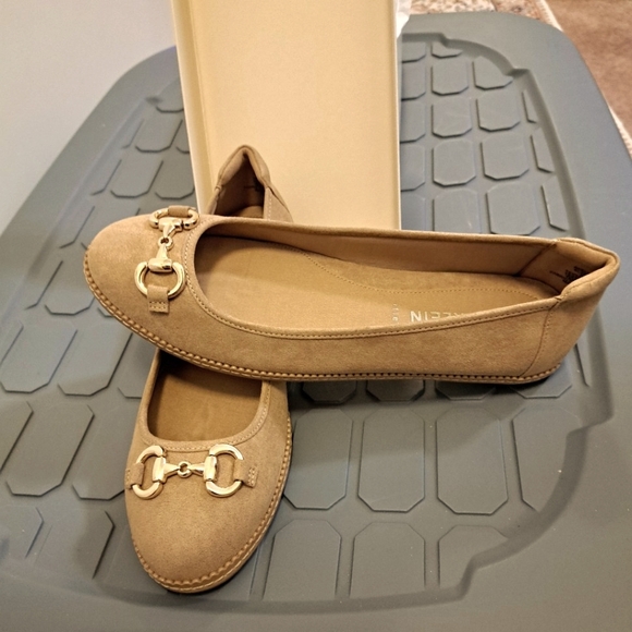 ANNE KLEIN comfort flats SHOES Elyssa BRAND NEW suede SO COMFY goldtone hardware - Picture 5 of 7